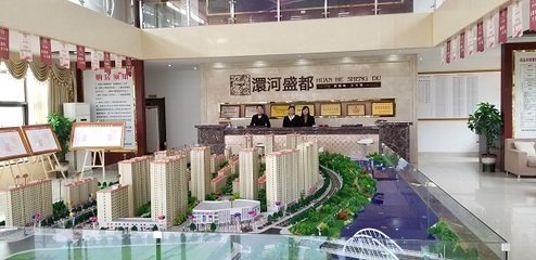 公園里,人在林水間,游園賞景,鳥語(yǔ)花香。